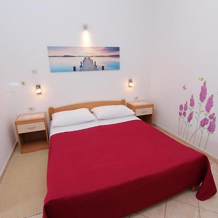 Room And Apartment Lea 로비니 외부 사진