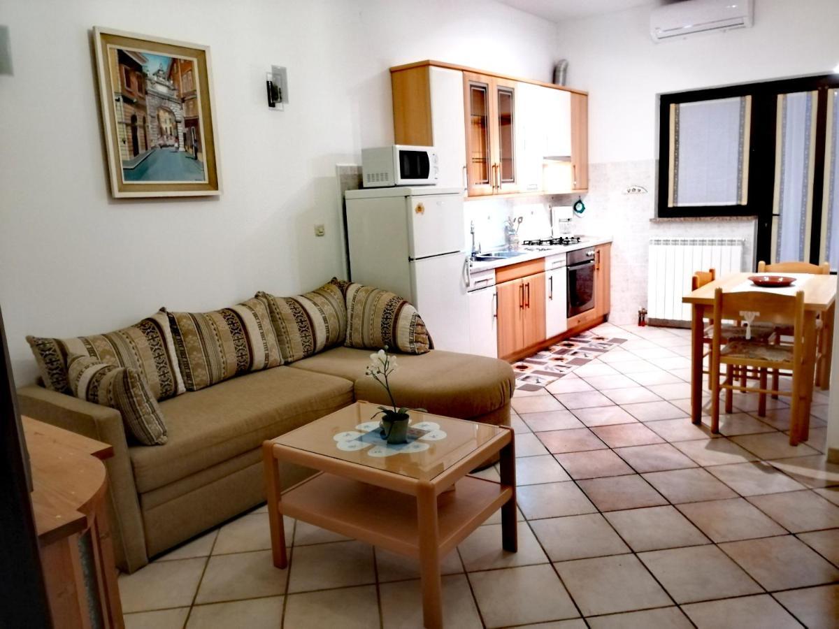 Room And Apartment Lea 로비니 외부 사진