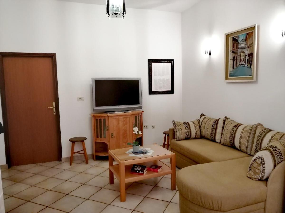 Room And Apartment Lea 로비니 외부 사진