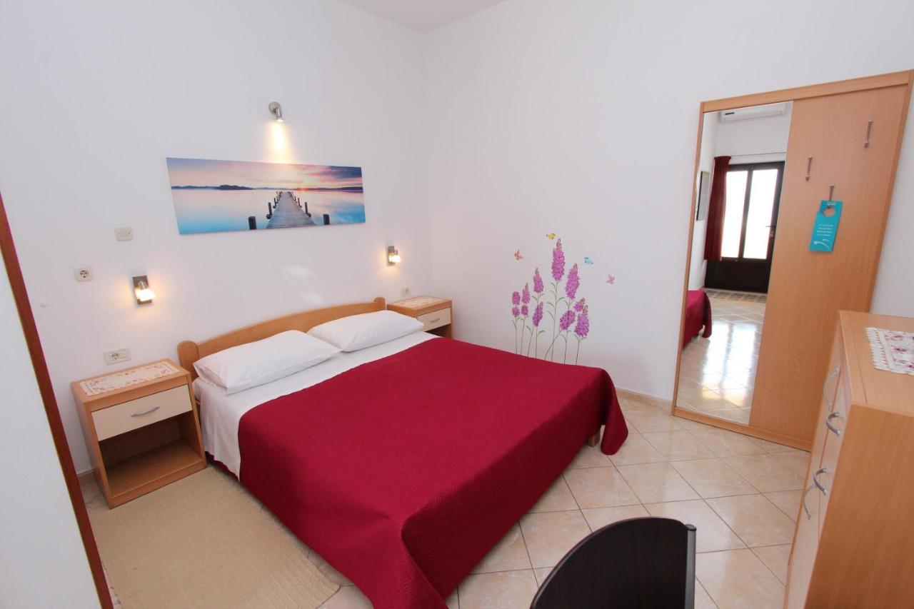 Room And Apartment Lea 로비니 외부 사진