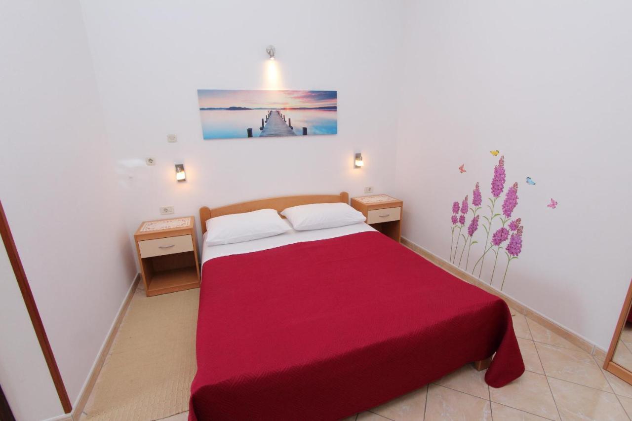 Room And Apartment Lea 로비니 외부 사진