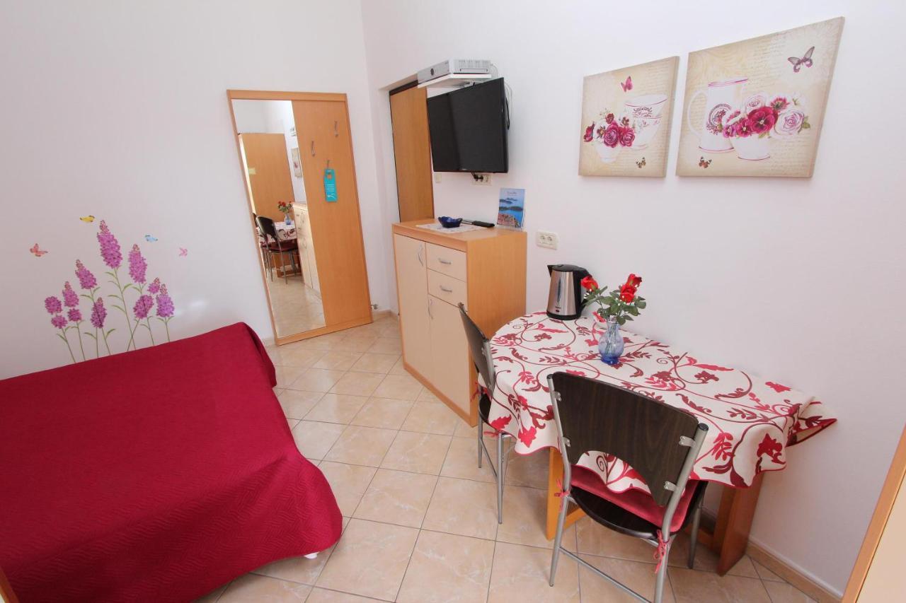 Room And Apartment Lea 로비니 외부 사진