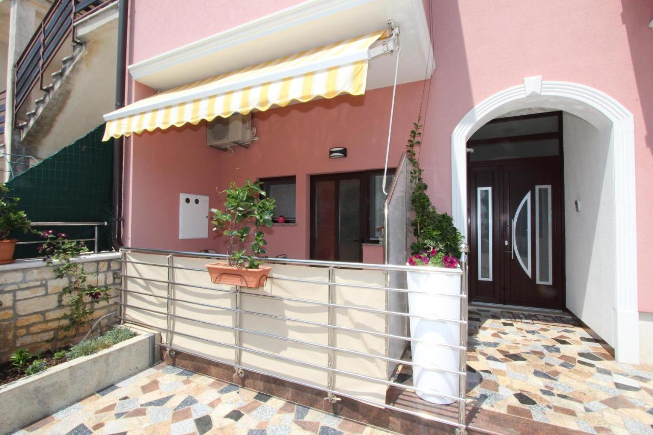 Room And Apartment Lea 로비니 외부 사진