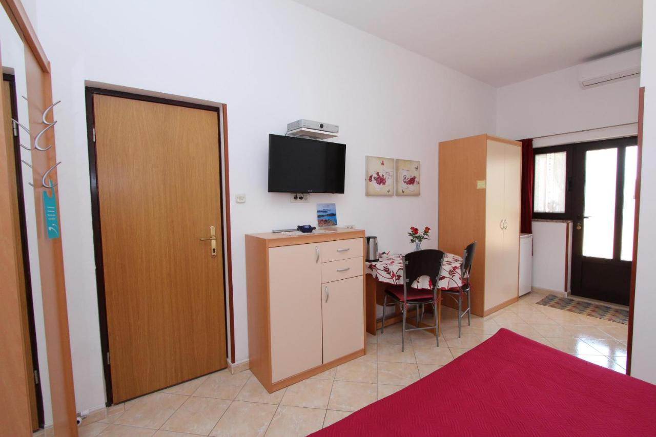 Room And Apartment Lea 로비니 외부 사진