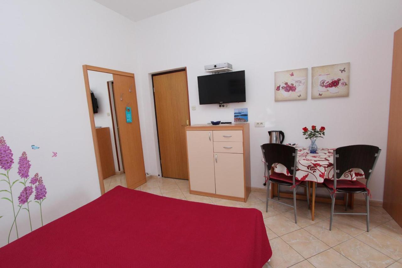 Room And Apartment Lea 로비니 외부 사진